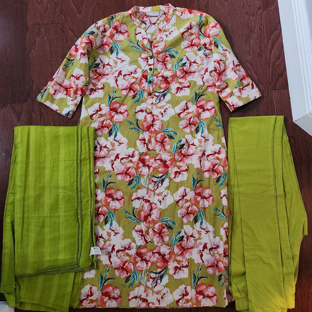Floral Kurta with Green Dupatta and Churidar Leggings Medium